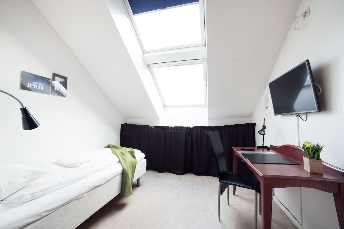 Hypo-allergenic bedding, in-room safe, desk, free WiFi