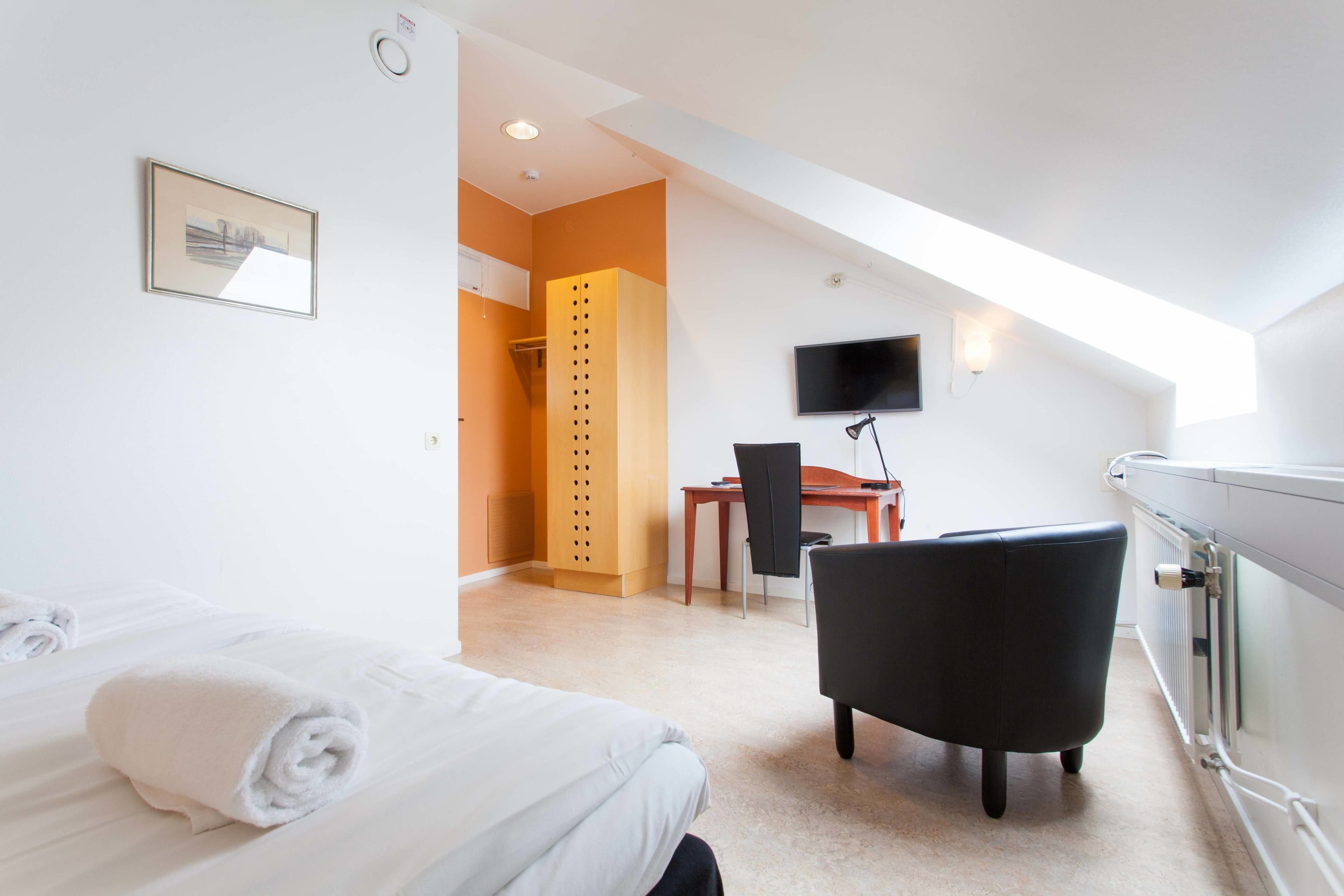 hypo-allergenic bedding, in-room safe, desk, free wifi