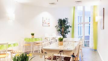 Frokostbuffé er inkludert i helgene
