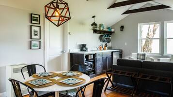 1 habitación, sistema de insonorización y tabla de planchar con plancha