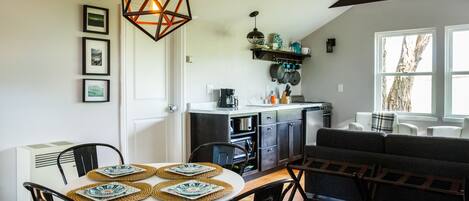 Familien-Studiosuite, Küche, Bergblick (Pet Free) | Schallisolierte Zimmer, Bügeleisen/Bügelbrett, kostenloses WLAN
