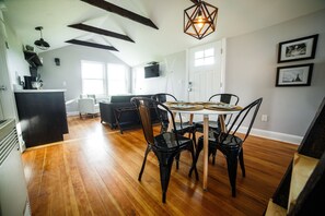 Familie-studiosuite, kjøkken, fjellutsikt (Pet Free) | Lydisolert, strykejern/-brett, wi-fi (inkludert) og sengetøy