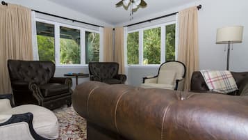 Panoramic House, 4 Bedrooms, Kitchen, Mountain View (Pet Free) | Living area | TV