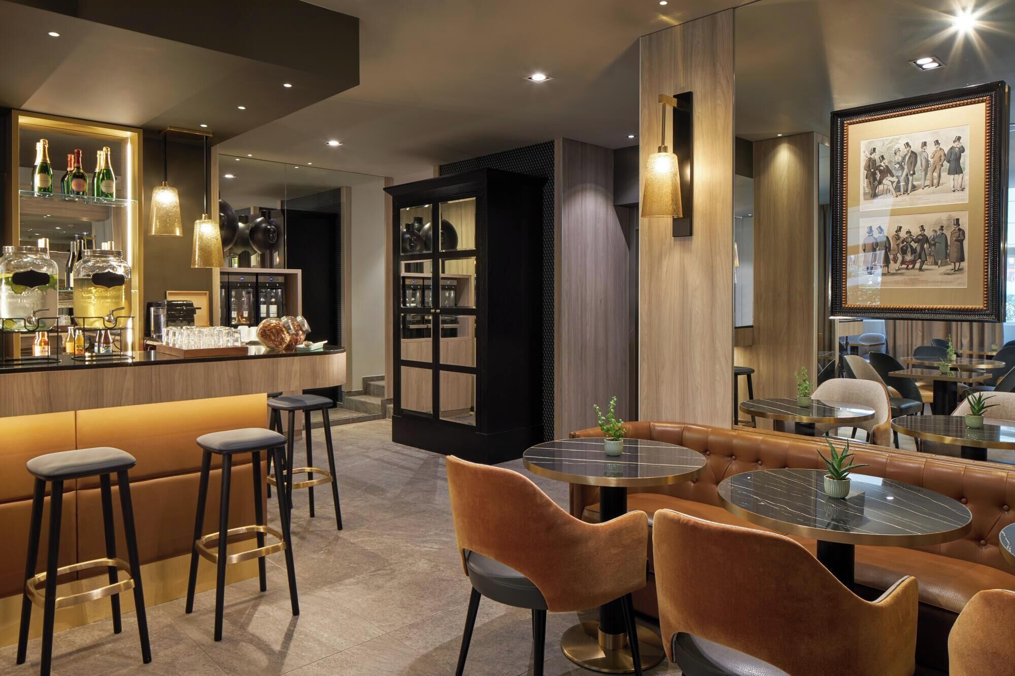 Een moderne bar met krukken, een toonbank met flessen en een groot beeld in een lijst aan de muur.