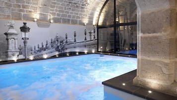 Una piscina cubierta