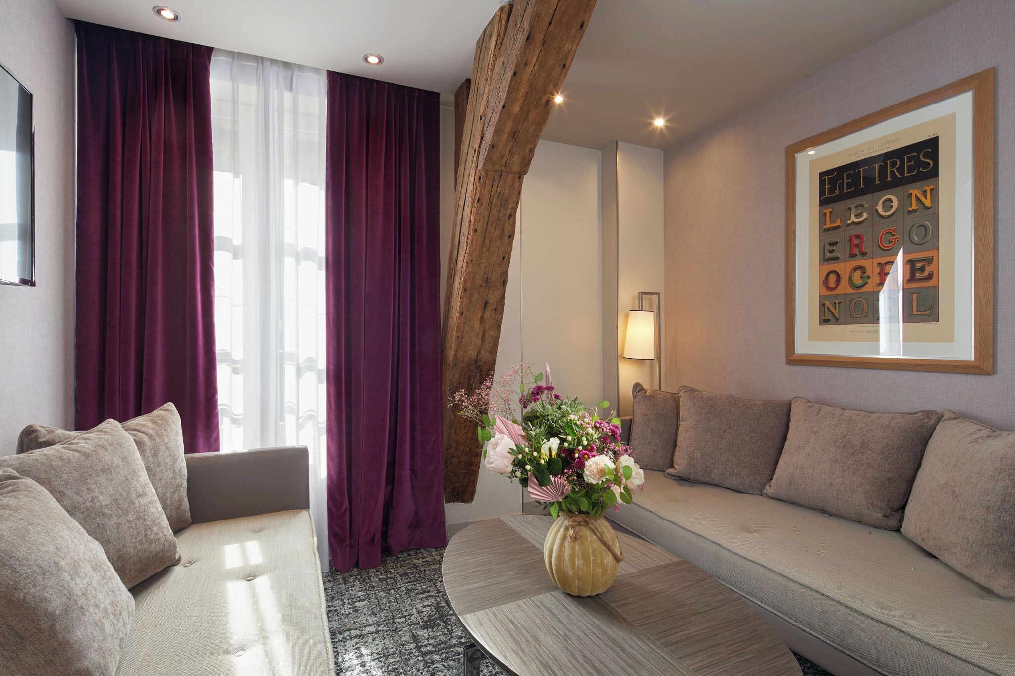 suite | living area | flat-screen tv