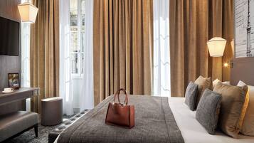Deluxe Room | Minibar, in-room safe, individually decorated, individually furnished