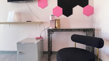 Deluxe-huone, 1 keskisuuri parisänky | Ylelliset vuodevaatteet, memory foam -patjalliset sängyt