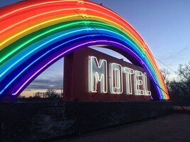 Fachada de la propiedad por la tarde o noche