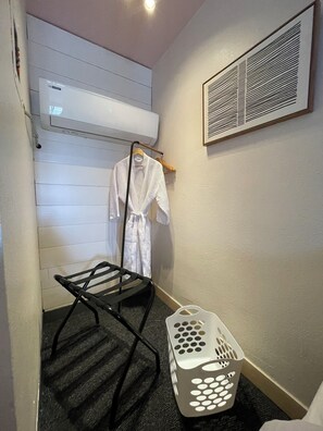 Kahden hengen deluxe-huone, 2 parisänkyä | Ylelliset vuodevaatteet, memory foam -patjalliset sängyt