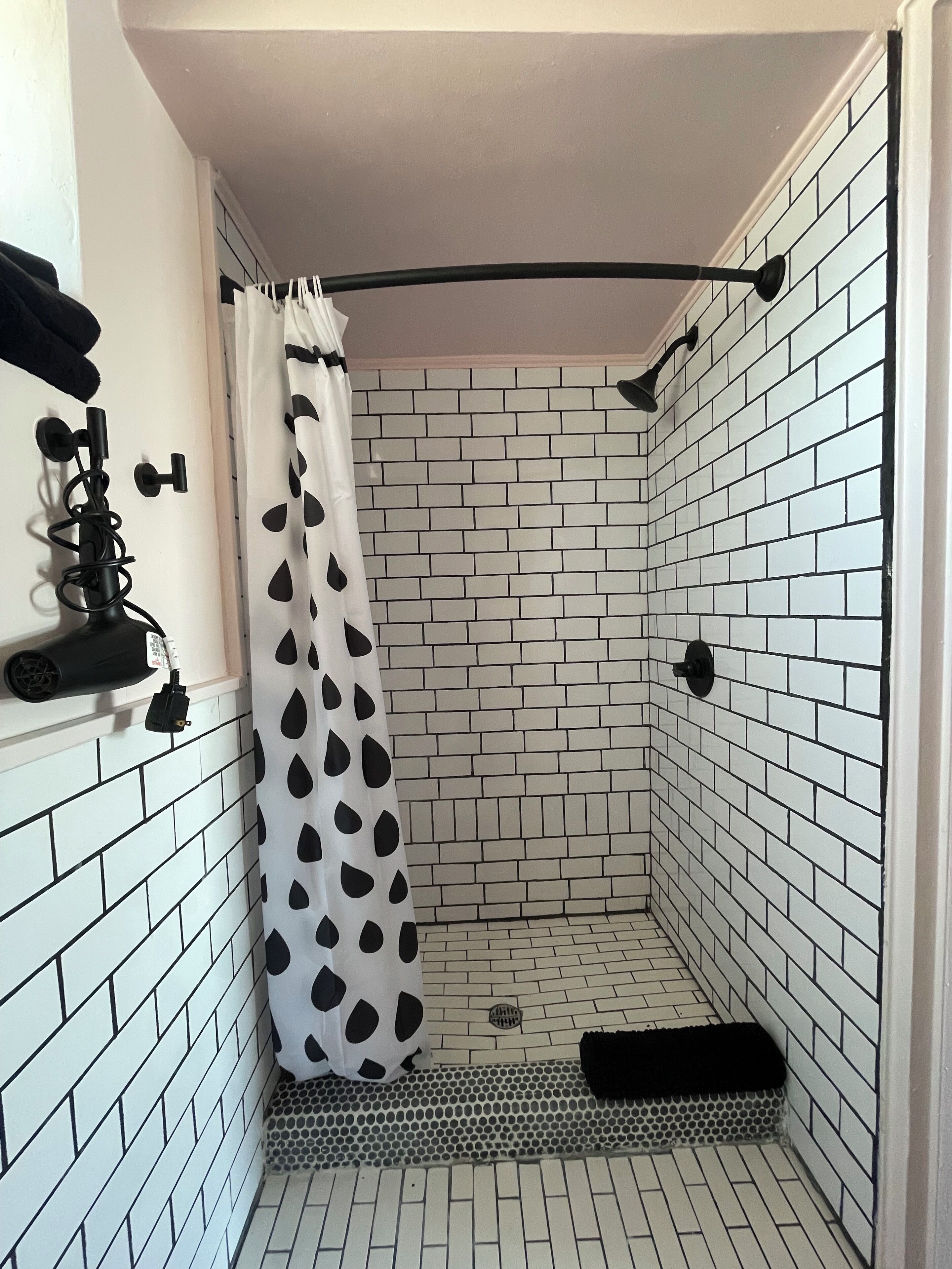 Chambre Deluxe, 1 grand lit | Salle de bain | Sèche-cheveux, peignoirs, serviettes fournies, savon