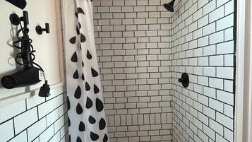 Chambre Deluxe, 1 grand lit | Salle de bain | SĂšche-cheveux, peignoirs, serviettes fournies, savon