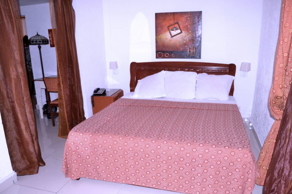 Habitación doble superior | Ropa de cama de alta calidad, escritorio, cortinas opacas