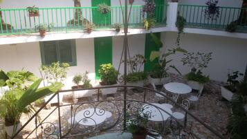 Premium bedding, desk, blackout curtains, free cots/infant beds