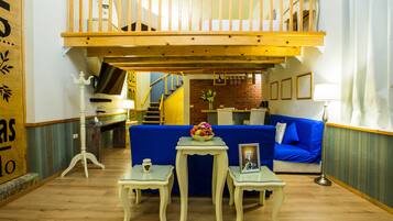 Suite – president | Sengetøy av topp kvalitet, dundyner og safe på rommet