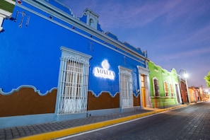 Fachada de la propiedad por la tarde o noche