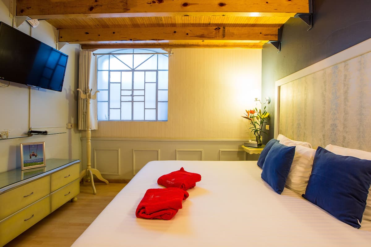 Master Suite | Sengetøy av topp kvalitet, dundyner, safe på rommet og skrivebord
