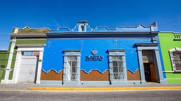 Vista frontal de la propiedad