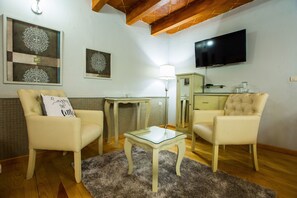 Master Suite | Coin séjour | Télévision LED de 32 pouces avec chaînes numériques, TV connectée