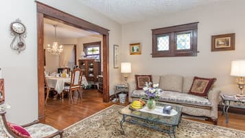 32-inch LCD TV with satellite channels, TV