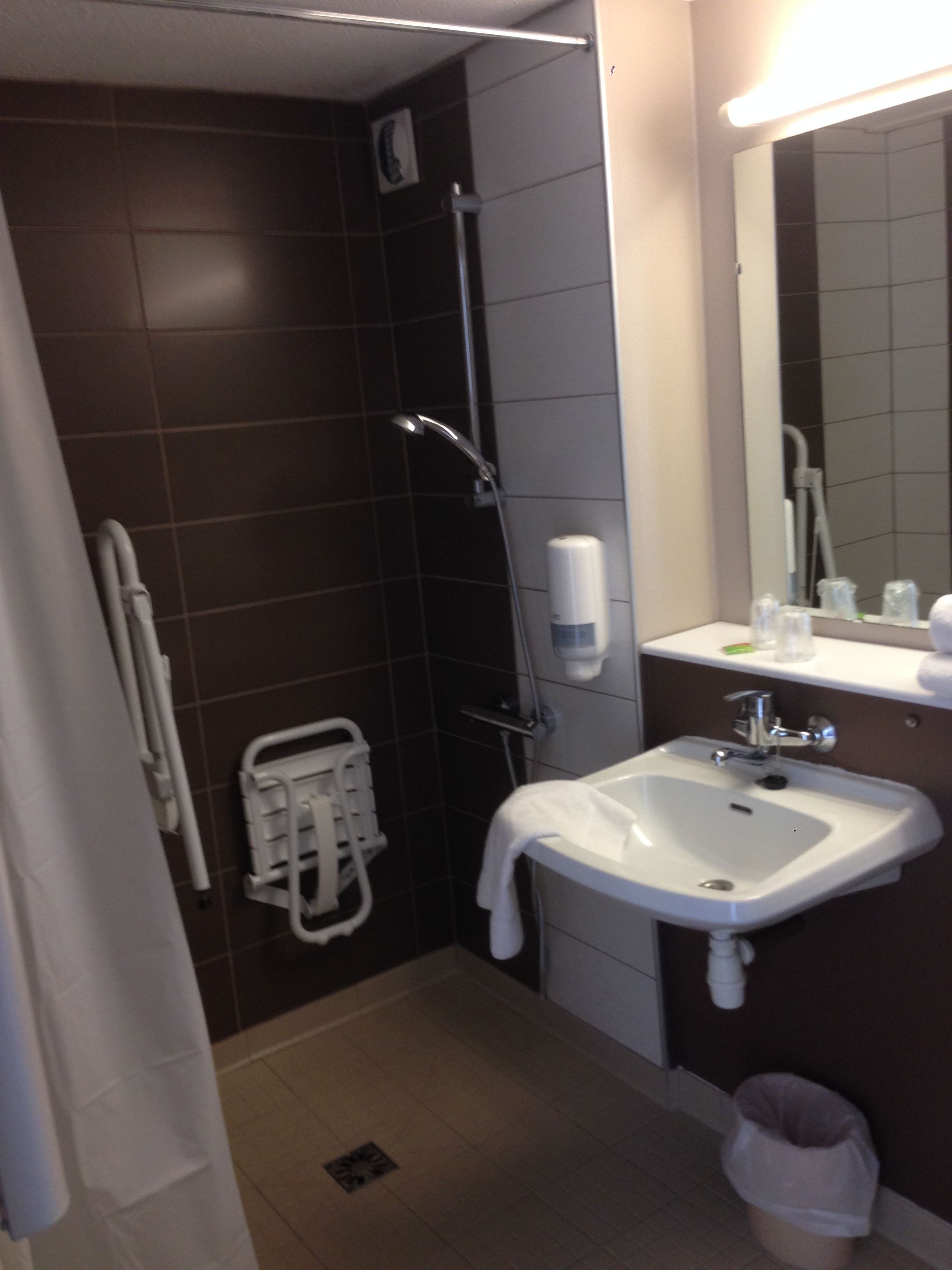 double room | bathroom | shower, free toiletries, hair dryer, towels