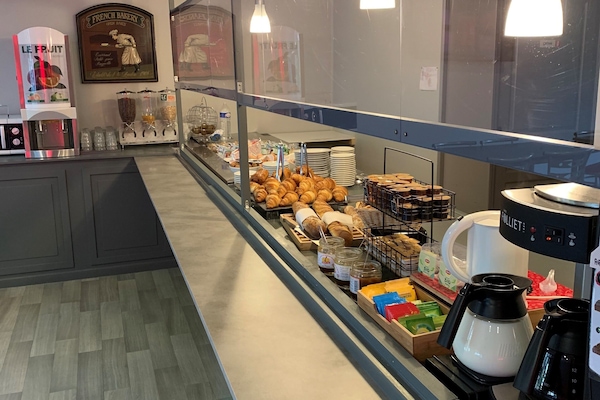 Buffet breakfast for a fee on weekdays