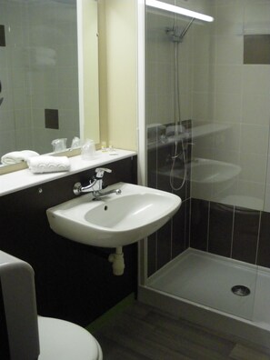 Dusche, kostenlose Toilettenartikel, Haartrockner, Handtücher