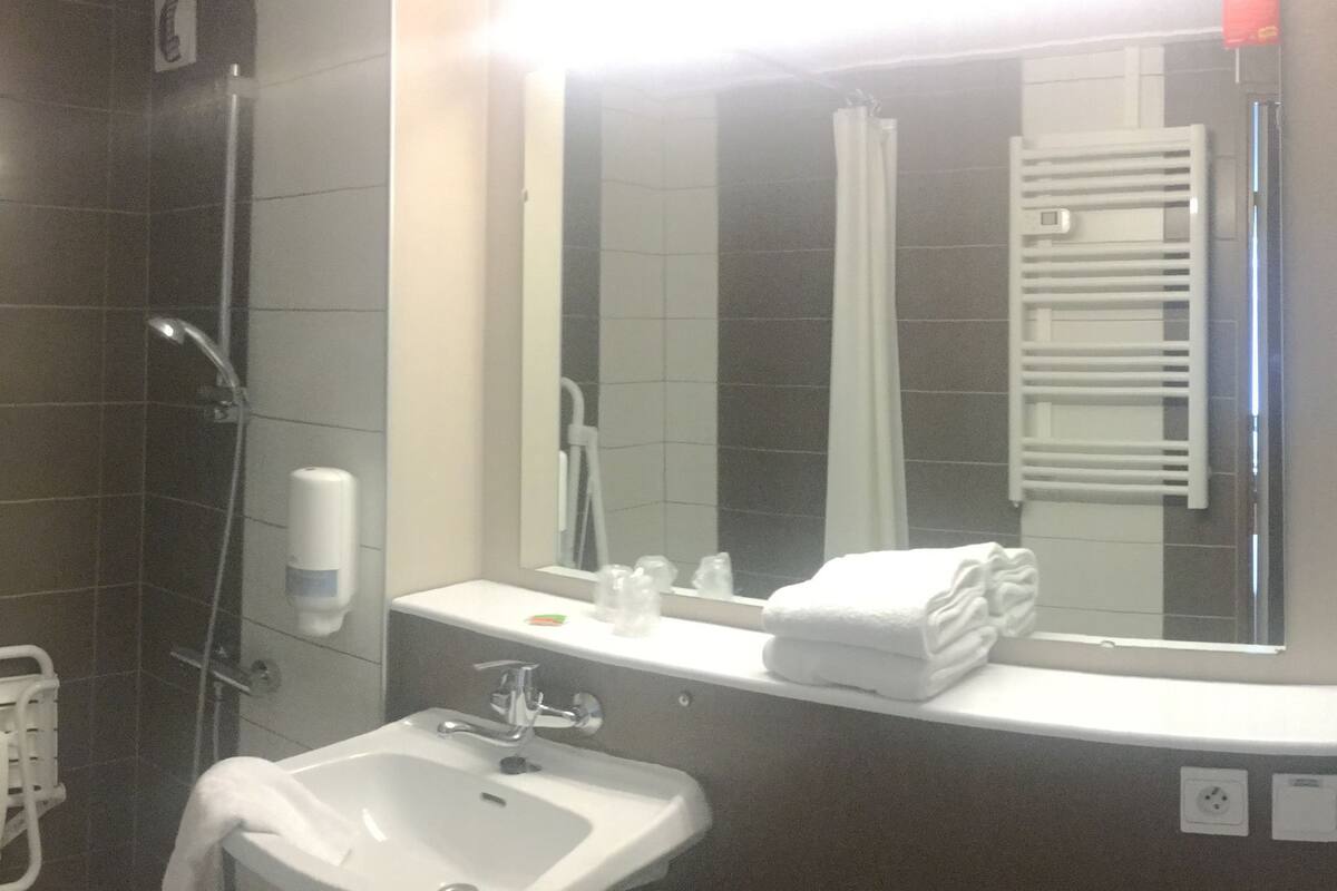 double room | desk, blackout curtains, soundproofing, free wifi