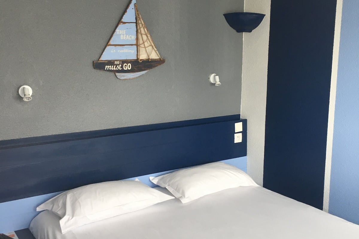 double room | desk, blackout curtains, soundproofing, free wifi