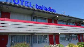 Vista frontal de la propiedad