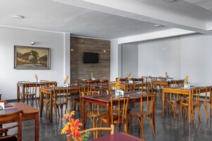 供应早餐、午餐和晚餐，巴西菜