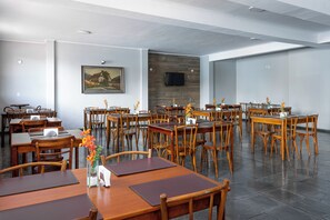 Petit déjeuner, déjeuner et dîner servis sur place