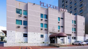 A building with the sign "PLAZAHOTEL" indicating a hotel. It has multiple floors with air conditioning units on the exterior. - Carlton Express - Antigo Plaza Hotel (São José dos Campos)