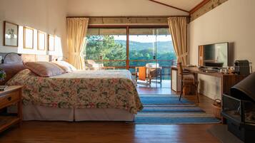 Chalet (Ipe) | Minibar, in-room safe, individually decorated, blackout curtains