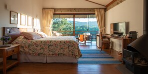 Chalet (Ipe) | Minibar, in-room safe, individually decorated, blackout drapes - Hotel Fazenda Capoava (Itu)