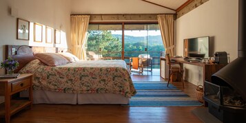 Chalé (Ipe) | Frigobar, cofres nos quartos, individualmente decorados