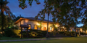 Fachada da propriedade à noite