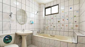 Dortoir Partagé (female 6 beds) | Salle de bain | Ensemble douche/baignoire, baignoire relaxante profonde