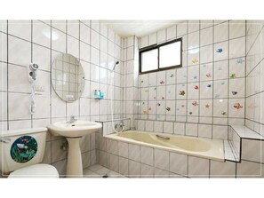Shared Dormitory (female 6 beds) | Bathroom