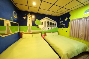 Quarto quádruplo standard | Individualmente decorados, individualmente mobiliados, escrivaninha