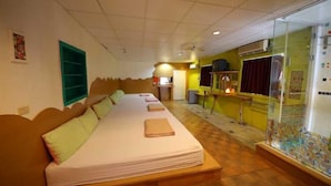 Familienzimmer (10 Adult) | Schreibtisch, kostenloses WLAN, individuell dekoriert
