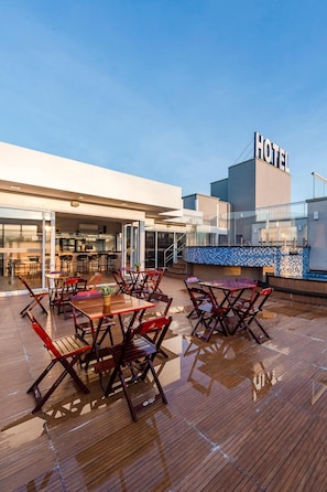 Outdoor dining - Serata Hotel (Fernandopolis)