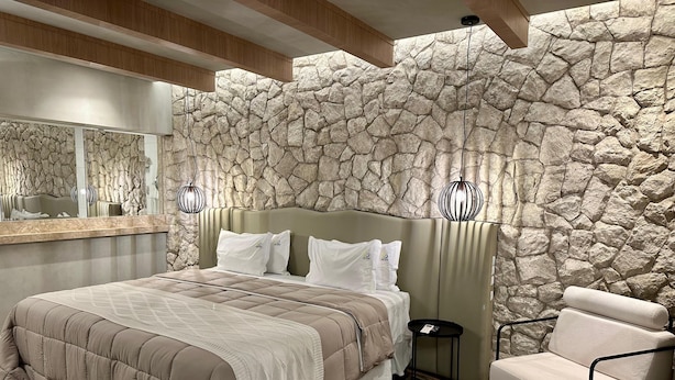Suite Queen com Banheira de Hidromassagem | Peralatan tempat tidur premium, bar mini, meja 