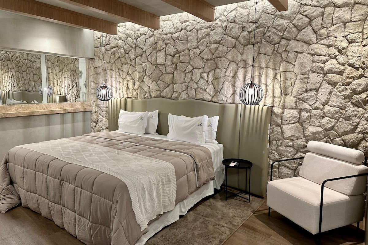 suite queen com banheira de hidromassagem | 1 bedroom, premium bedding, minibar, desk