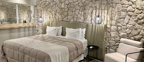 Suite Queen com Banheira de Hidromassagem | Premium bedding, minibar, desk, laptop workspace