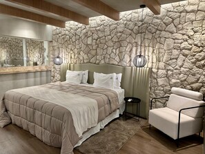 أغطية فراش متميزة وميني بار ومكتب ومساحة عمل للكمبيوتر المحمول