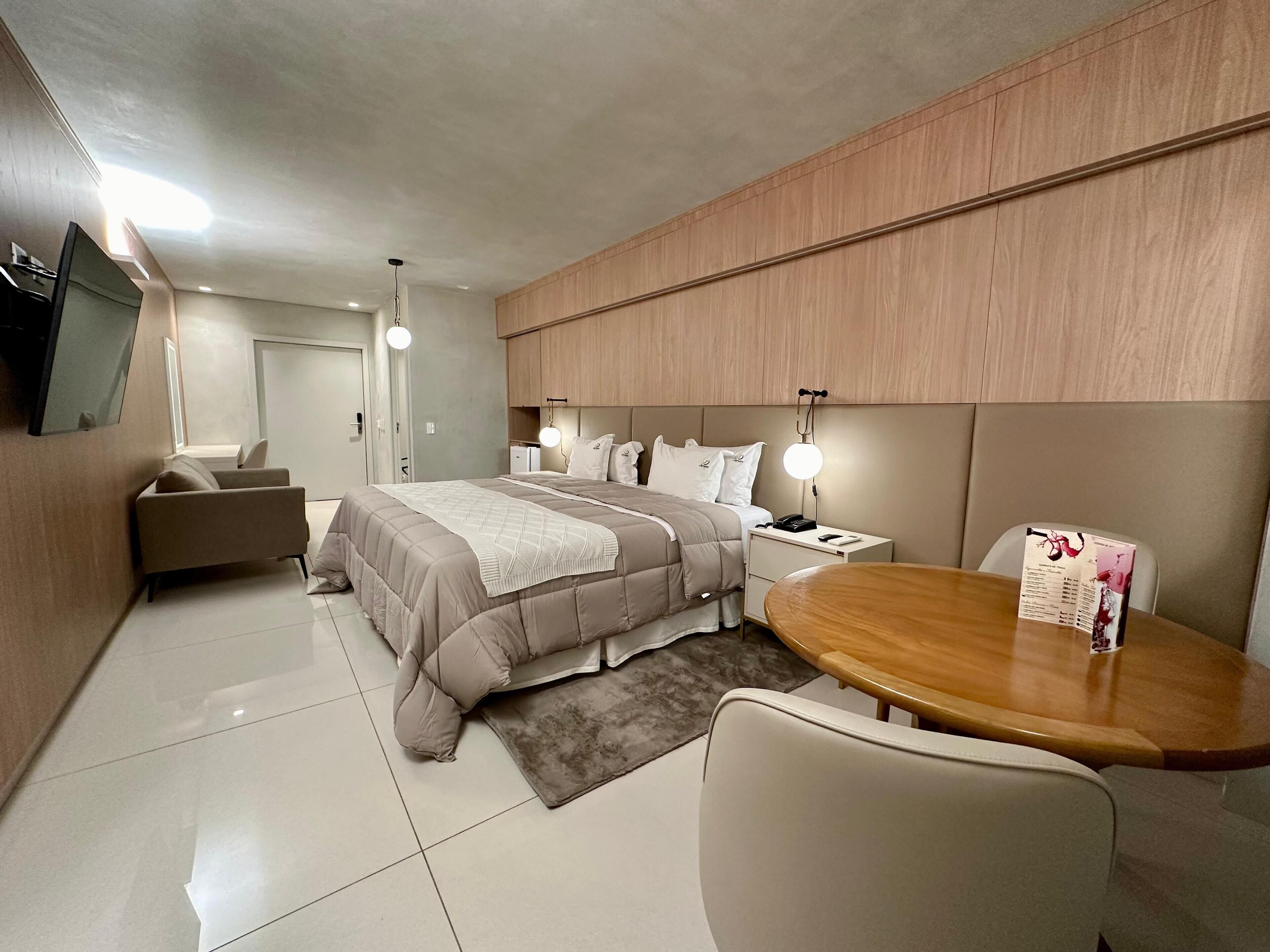 suite queen com banheira de hidromassagem | 1 bedroom, premium bedding, minibar, desk