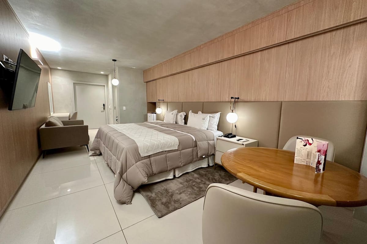 suite queen com banheira de hidromassagem | 1 bedroom, premium bedding, minibar, desk