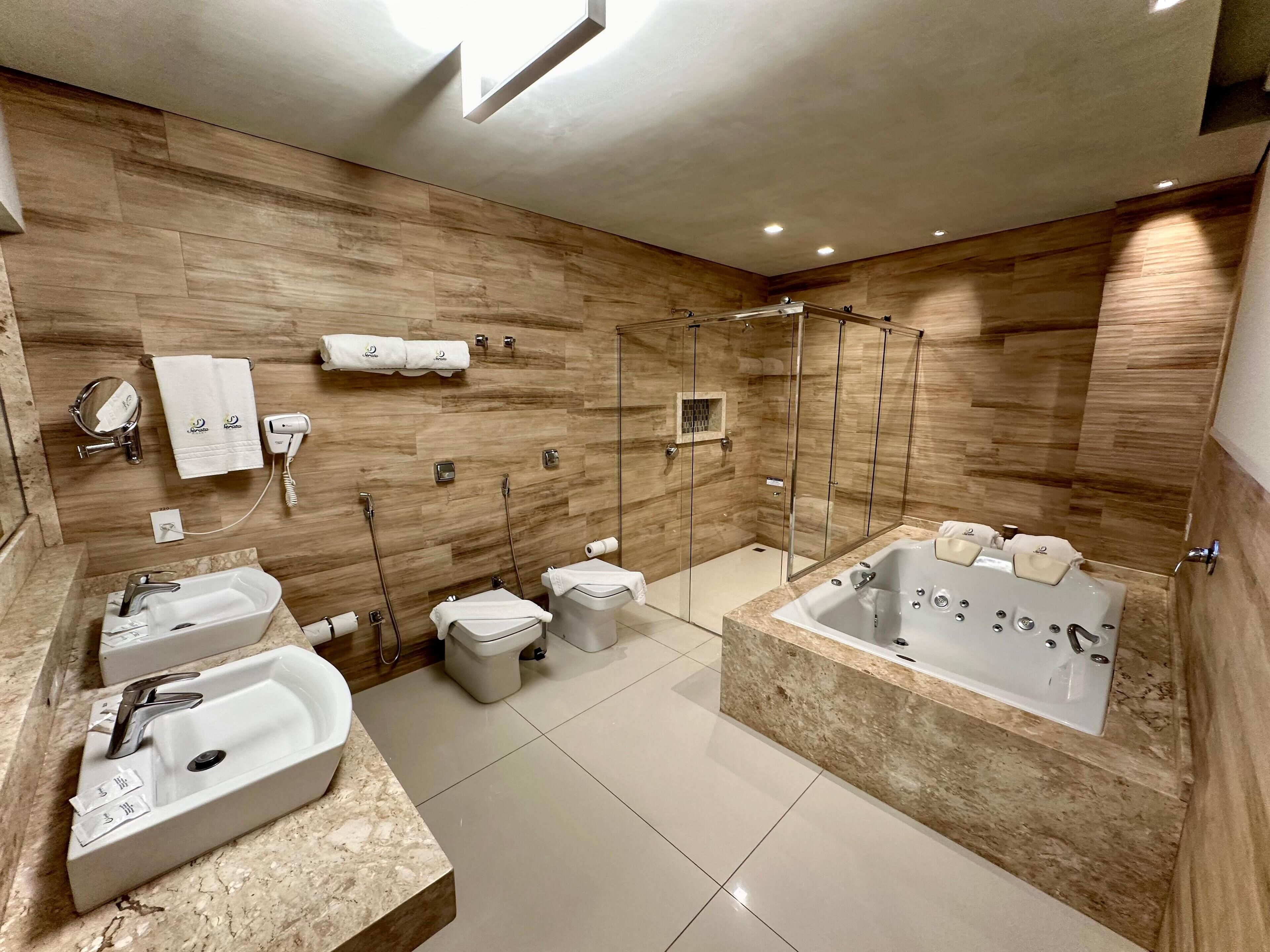 suite queen com banheira de hidromassagem | bathroom | shower, hydromassage showerhead, free toiletries, hair dryer