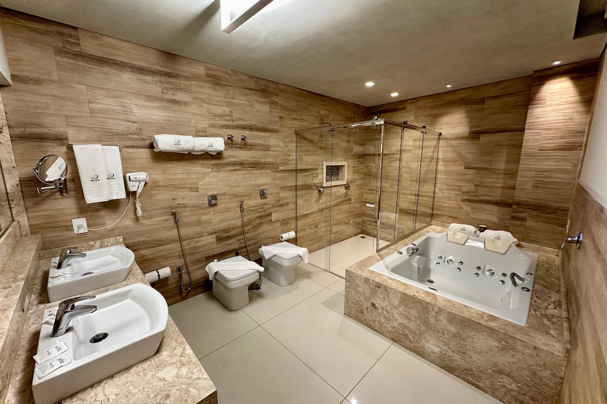 suite queen com banheira de hidromassagem | bathroom | shower, hydromassage showerhead, free toiletries, hair dryer